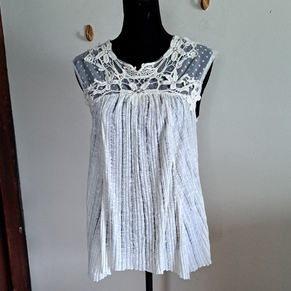 silence + noise Tops - Urban Outiftters Silence & Noise Sleeveless Lace Neck Top Size Md Semi-Sheer